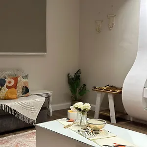 بموقع مميز قريبة من الحرم في قلب المدينة وبجانبها جميع الخدمات , المدينة المنورة المملكة العربية السعودية